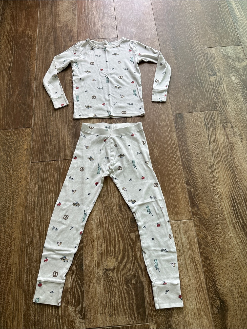 Kids size 8 White Patterned Long Sleeve Pajama Set